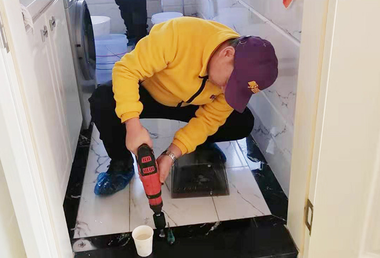 卫生间水管与地面四周渗漏该如何进行治理？