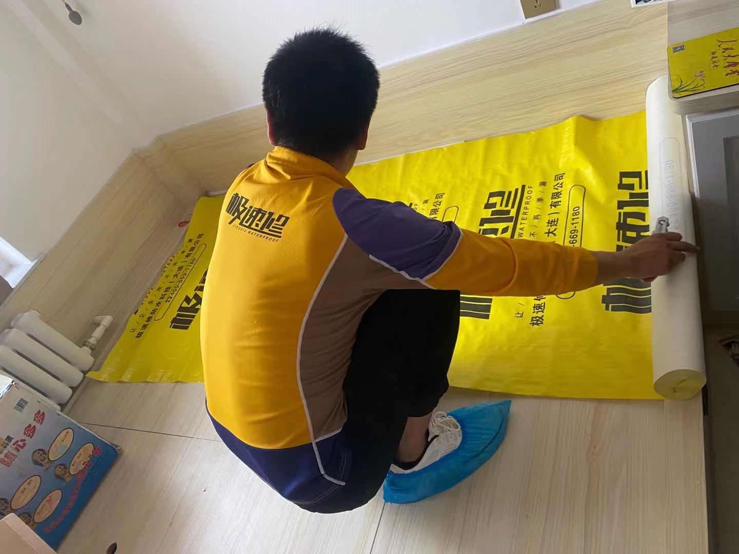 渗漏导致的地板泡水 该如何处理 才能尽可能减少损失